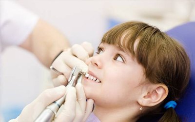 Little girl at the dentist